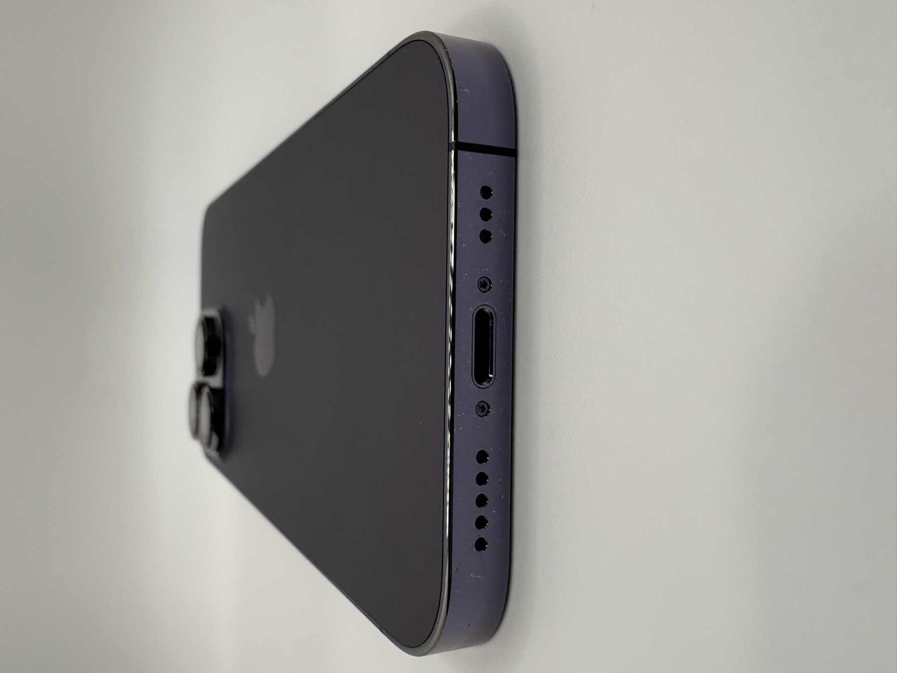 Very Good device — front view showing minimal light scratches